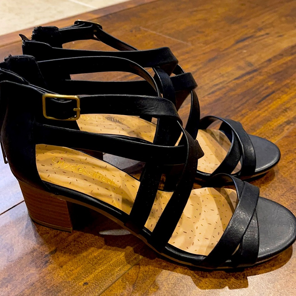Black zip wedges